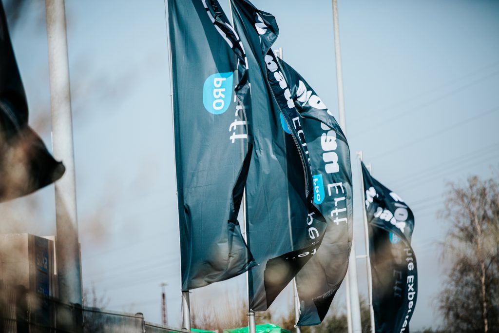 Wehende Fahnen der Firma Mobau pro. Aufgenommen bei einem Businessshooting.