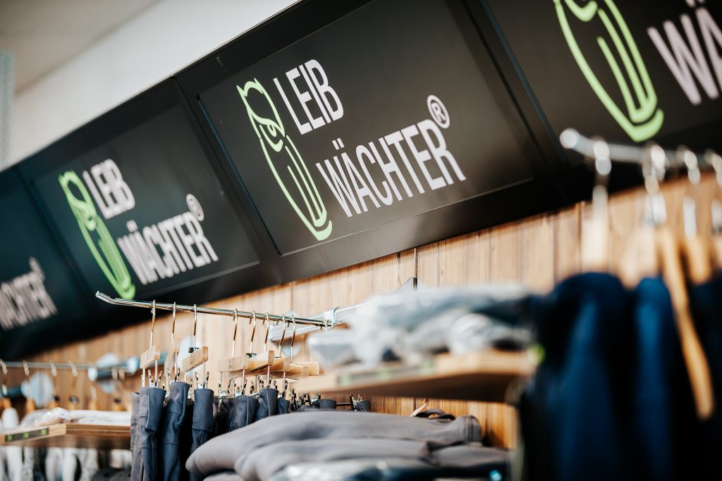 Businessfoto von Mobau pro welches die Abteilung für Arbeitskleidung zeigt.