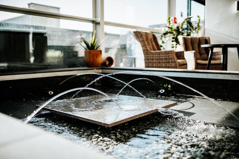 Messefoto aus Köln während einer Messeausstellung mit Zimmerbrunnen.