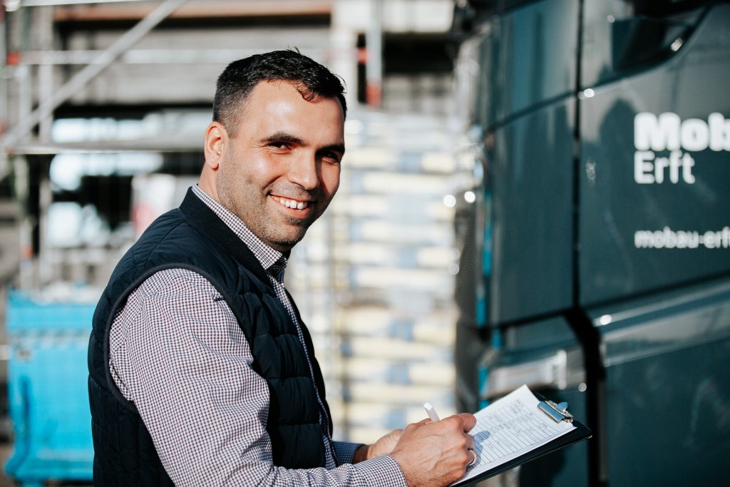 Businessfoto eines Mitarbeiters der Firma Mobau pro In Ertftstadt.