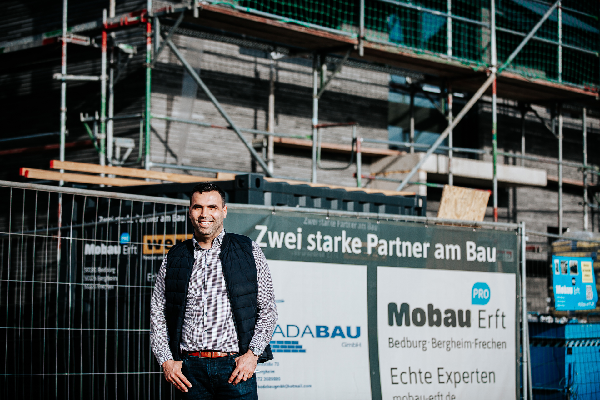 Teamfoto Mitarbeiter vor Unternehmensgebäude