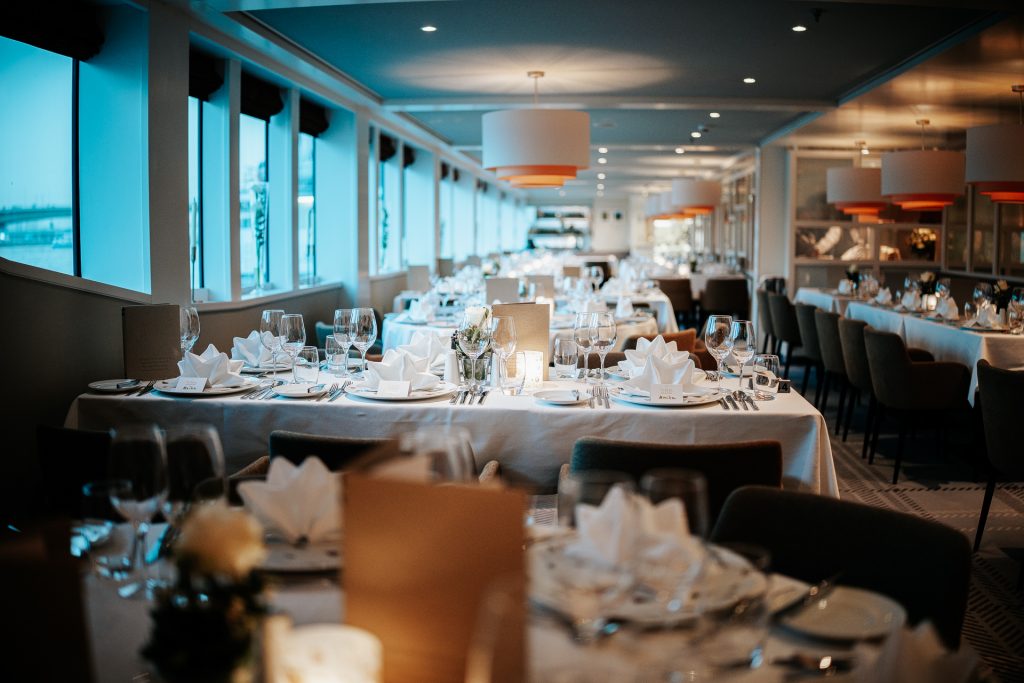 Businessfoto vom Restaurant auf einem Schiff der Köln/Düsseldorfer Schifffahrt während einer Unternehmensreportage.