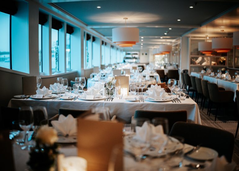 Businessfoto vom Restaurant auf einem Schiff der Köln/Düsseldorfer Schifffahrt während einer Unternehmensreportage.