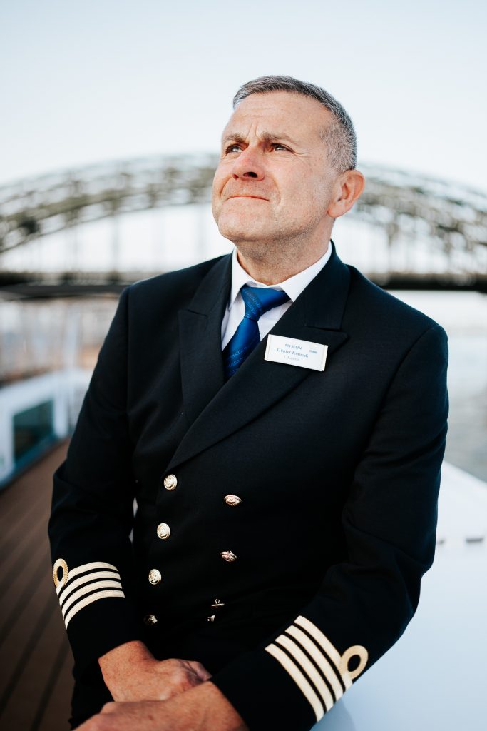 Kapitän der Köln Düsseldorfer Schifffahrt.