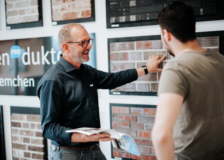 Unternehmensreportage zweier Mitarbeiter im Gespräch.