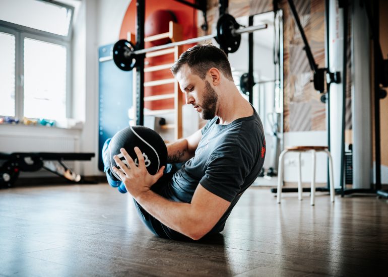 Physiotherapeut bei einer Übung während eines Businessshootings